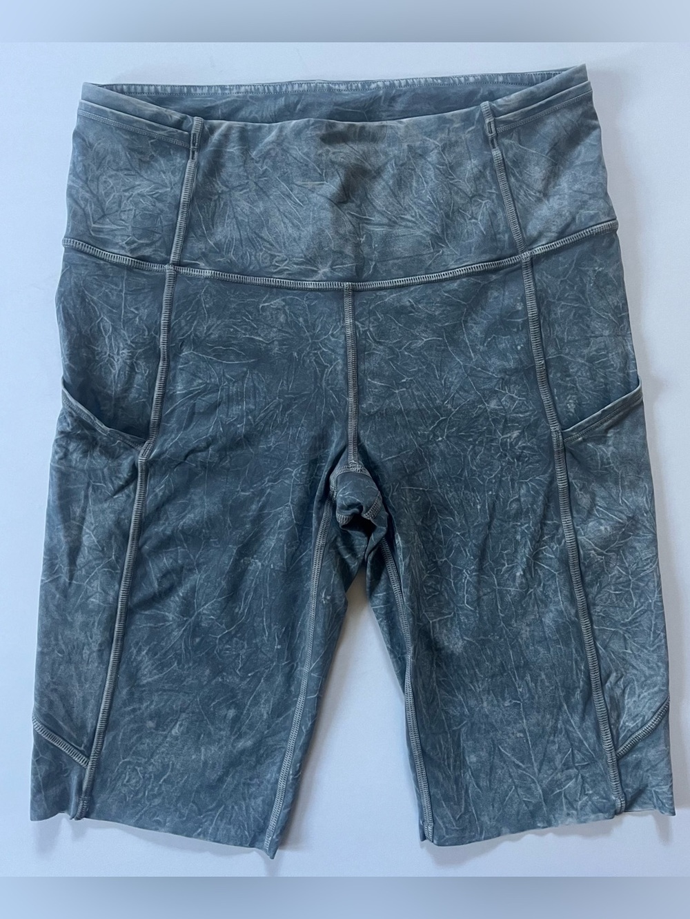 Lululemon Size 6 Blue/ Gray Fast and Free Short 10" Ice Dye